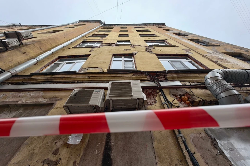 Дом на Некрасова расселили 9 ноября из-за аварийности дворового фасада.