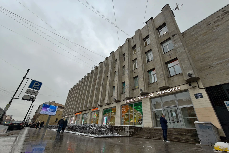 Большую площадь шестиэтажного здания занимает офтальмологический кластер, куда съезжаются пациенты со всей страны.