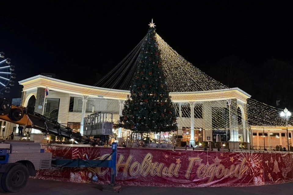 Несмотря на солнечную погоду, город уже наполняется новогодней атмосферой. фото:мэрия кисловодска