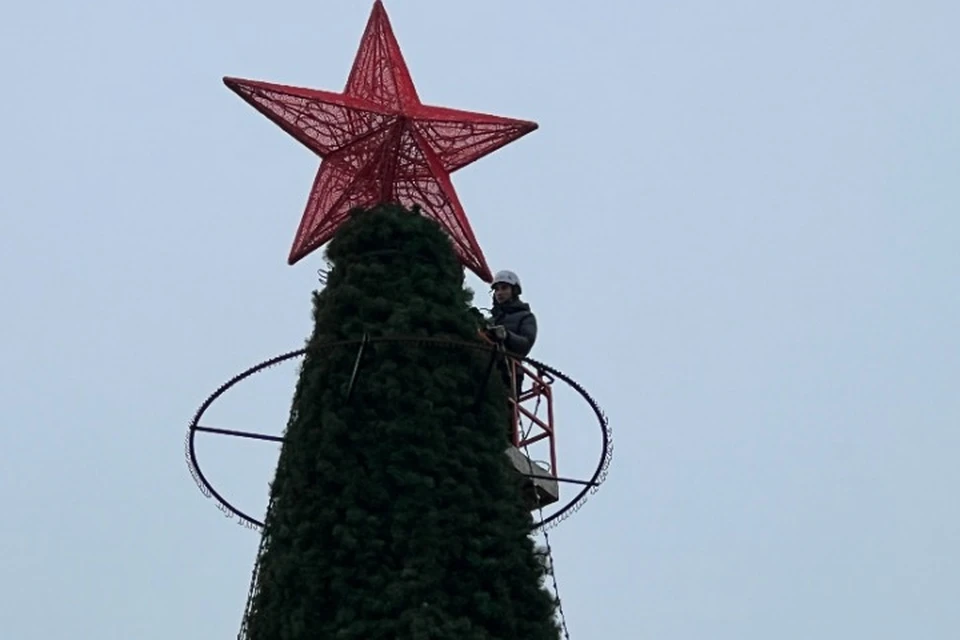 Сейчас коммунальщики украшают ёлку гирляндами