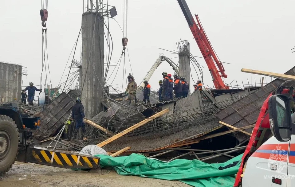 Сырой бетон осложняет работы по спасению людей из-под завалов в Южно-Сахалинске. Фото: ГУ МЧС по Сахалинской области