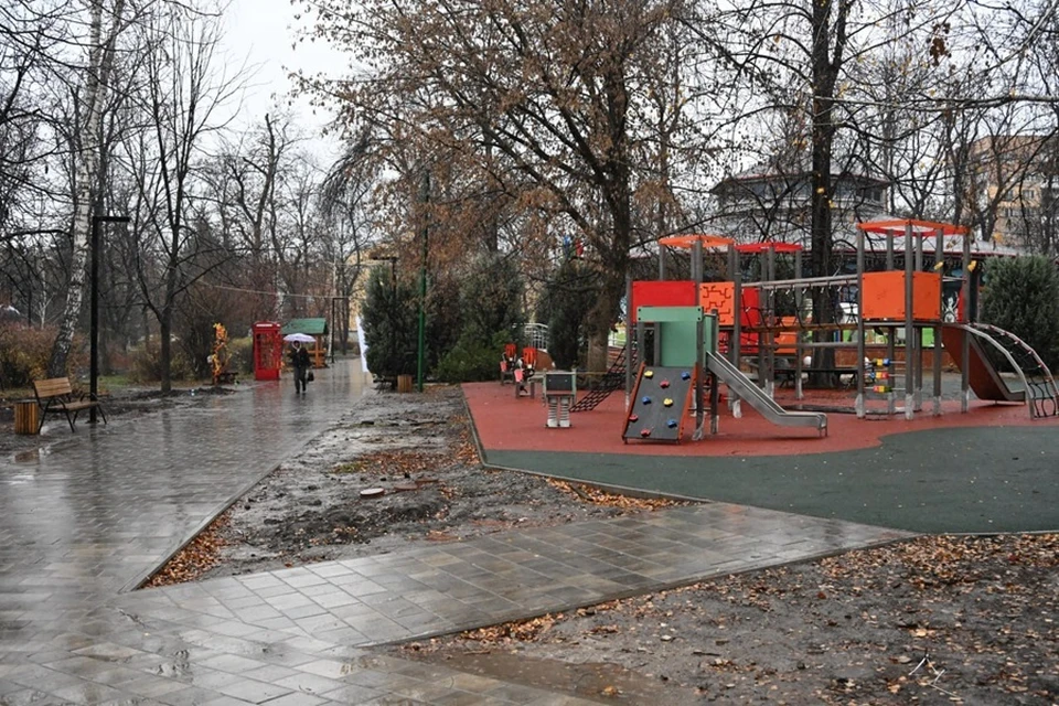 В Торезе завершают благоустройство парков Центральный и «Юбилейный». Фото: ТГ/Пушилин