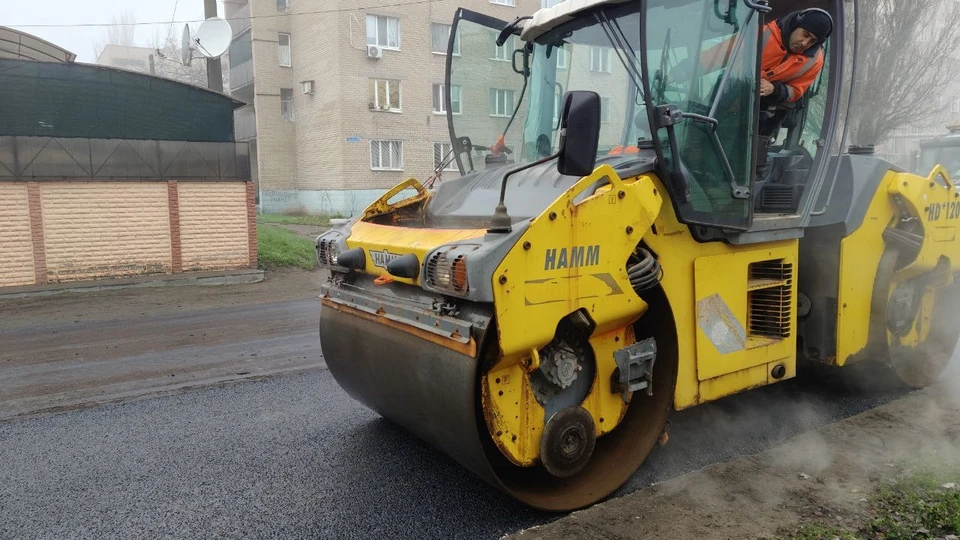 На городских улицах укладывают новый асфальт