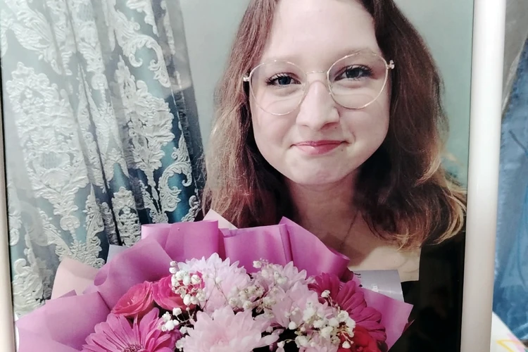 Молодая девушка шла с двумя подругами по улице, и вдруг они резко замолчали: одна умерла, другую спасли врачи