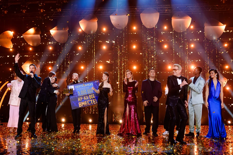 Ведущий «Ну-ка, все вместе!» Николай Басков, лидер сотни жюри Сергей Лазарев и финалисты. Фото: телеканал «Россия».