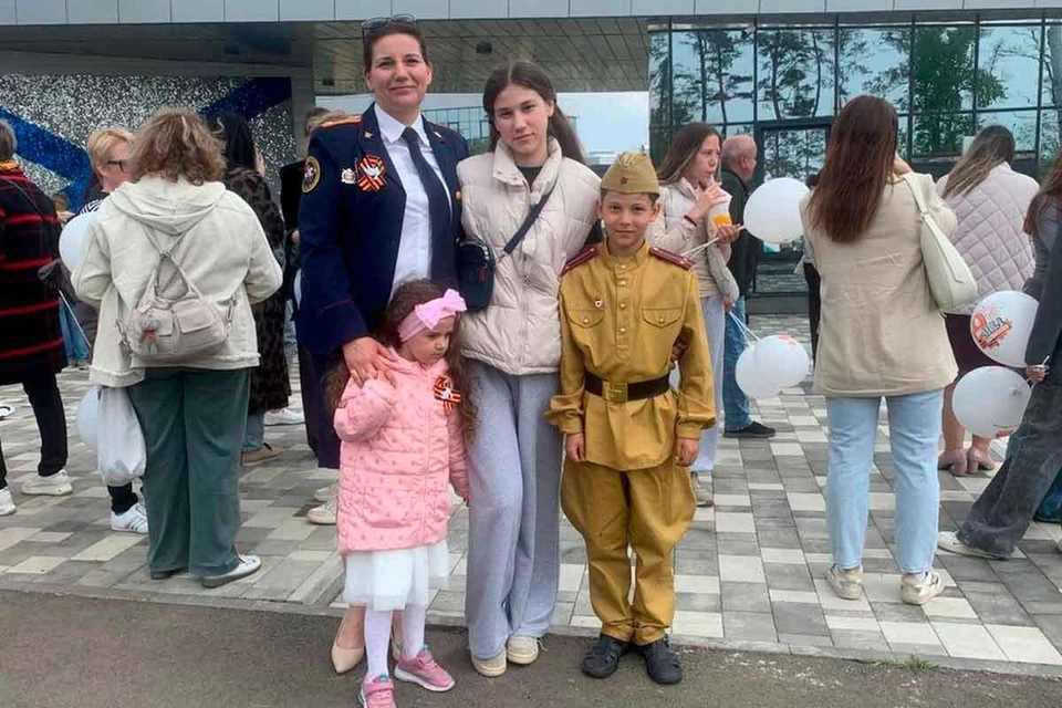 Светлана Королева с дочерьми и младшим сыном. Старший сейчас учится в Нахимовском училище.