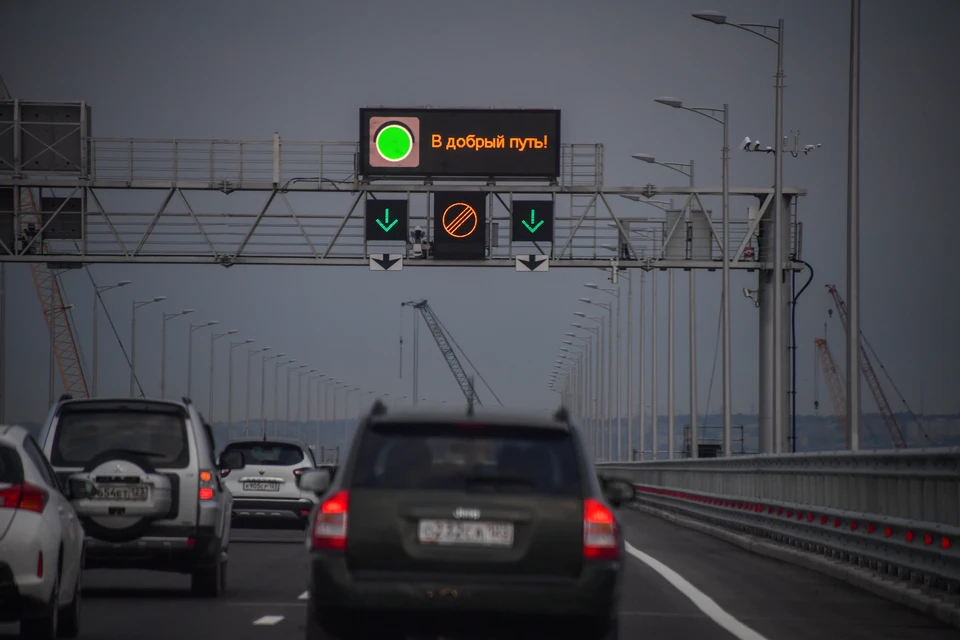 Перед Крымским мостом образовались пробки 30 ноября.