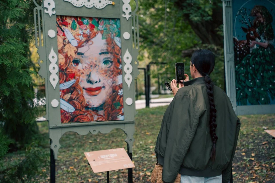 В старейшем парке города «Владимирский сад» открылся крупнейший в России музей наличников под открытым небом. Фото: t.me/nali4niki