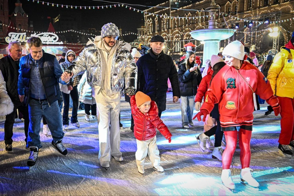 Филипп Киркоров впервые встал на коньки в шоу на катке на ГУМе