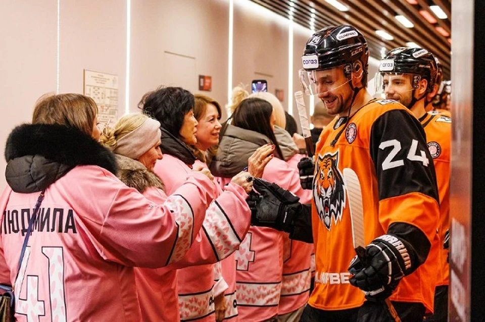 Матч был посвящен Дню матери. Фото: ХК «Амур»