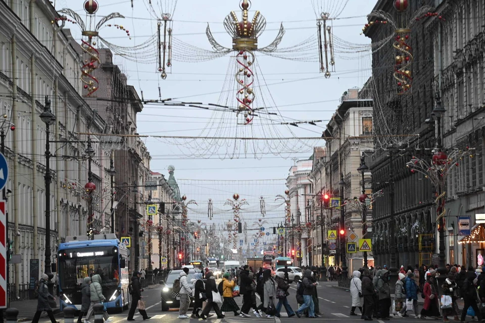 Петербург готовится к новогодним праздникам.