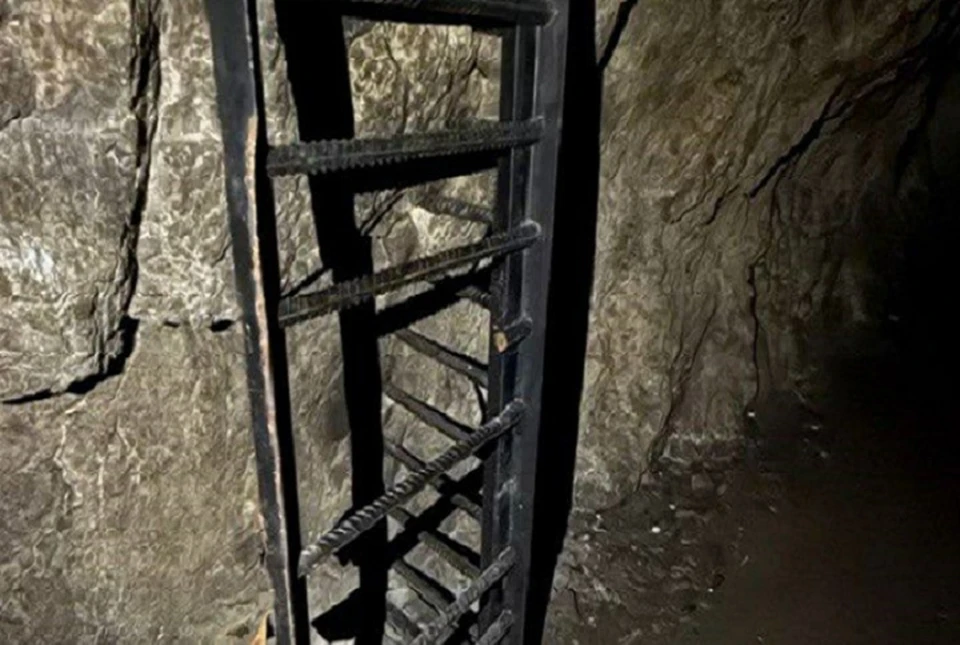 Неизвестные сломали металлическую решетку в искусственную штольню внутри горы Развалка. Фото: соцсети Евгения Бакулина.
