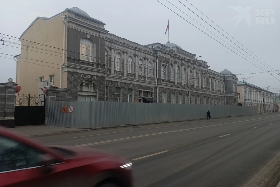 Из-за ремонта здания правительства в центре Рязани перекрыт проход по тротуару.