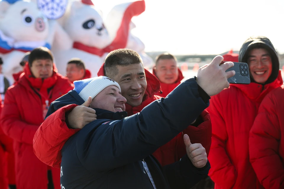 Прямо на льду Амура между двумя городами устраивают фестиваль зимних видов спорта: играют в хоккей, керлинг, «веселые старты»... Фото: Александр КРЯЖЕВ/РИА Новости