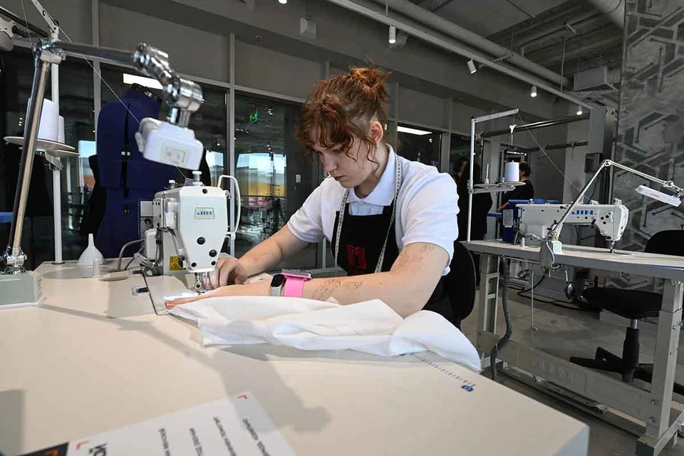 Самыми востребованными рабочими профессиями в ближайшие семь лет станут сварщики и швеи.