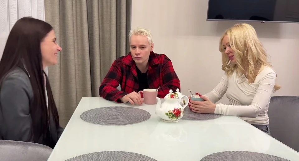 Шаман, Екатерина Мизулина (справа) и жена Алексея Осипова (слева) за чаем поговорили, спели и вспомнили, каким был воин с позывным «Витязь». Скриншот видео из телеграм-канала Ярослава Дронова.