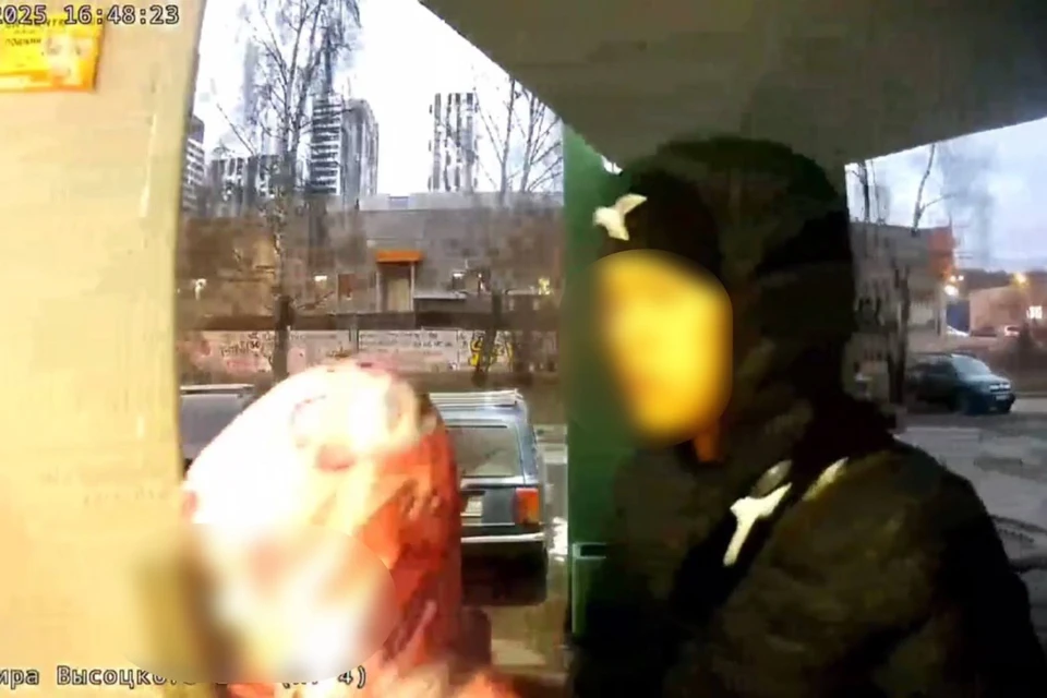 До конца недели подростка хотят вывезти из страны. Фото: скриншот видеозаписи