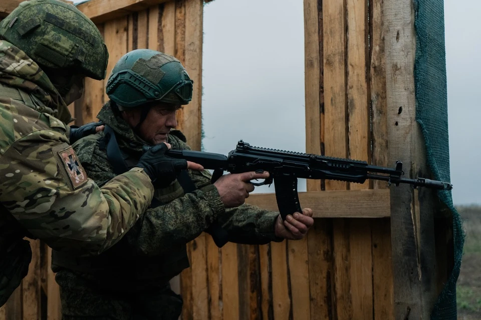 Занятия проводят опытные инструктора по армейской тактической стрельбе