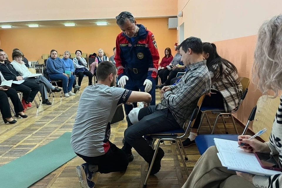 Учителей в Бердянске обучают помогать раненым. Фото: администрация Бердянска