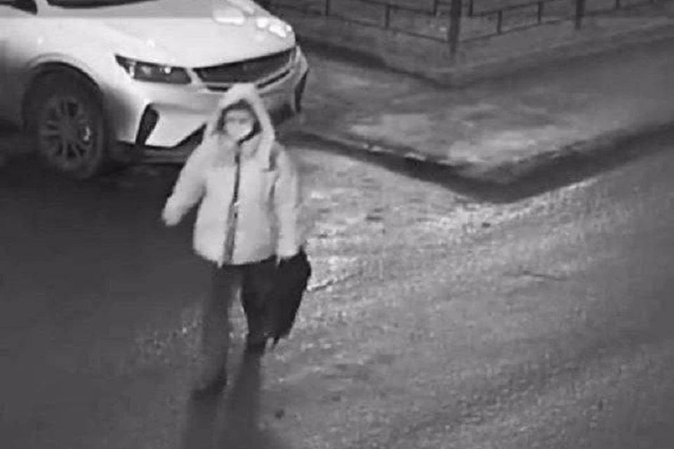 Судя по кадрам с камер видеонаблюдения, ребенка подросила женщина, которая прикрывала свое лицо медицинской маской.