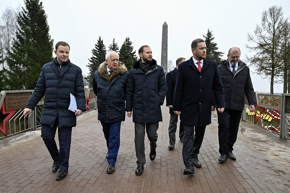 Виталий Королев в Ржеве побывал в том числе на площадке, где расположен Обелиске героям Великой Отечественной войны.