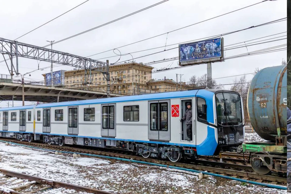 Последний состав для синей ветки метро. t.me/podzemnik_spb