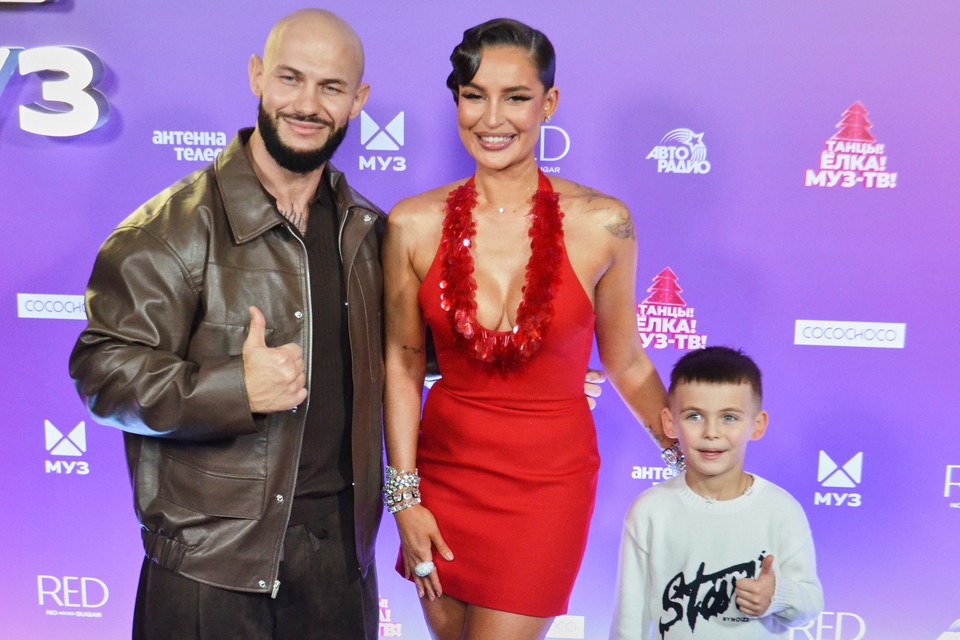 Шуру собака приняла за своего, Бузова отчитала журналистов, а Сын Джигана хочет пойти по стопам отца: как прошел концерт Танцы! Елка! МУЗ-ТВ!