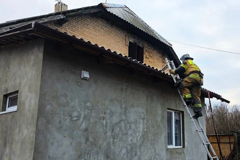 В Донецке при пожаре в доме погибли младенец и две женщины. Фото: МЧС России по ДНР