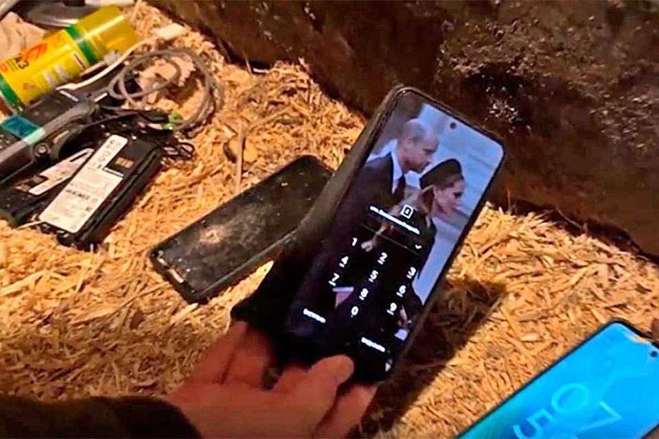 В одном из смартфонов поверженных боевиков наши разведчики находят фотографии пары, которая похожа на британского принца Уильяма с женой.