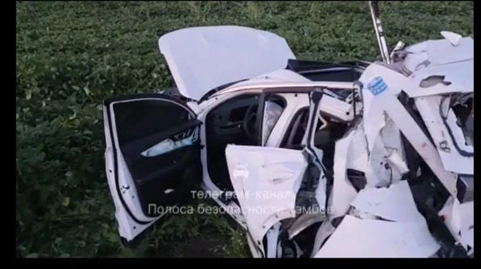 После столкновения с «четверкой» легковушку протаранил автобус