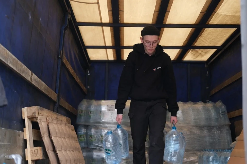 В октябре и ноябре Народный фронт доставил 229 тонн воды жителям ДНР. Фото: Народный фронт