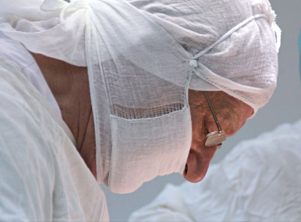 Эмиль Яковлевич делает самые сложные операции. Фото: ИНВХ