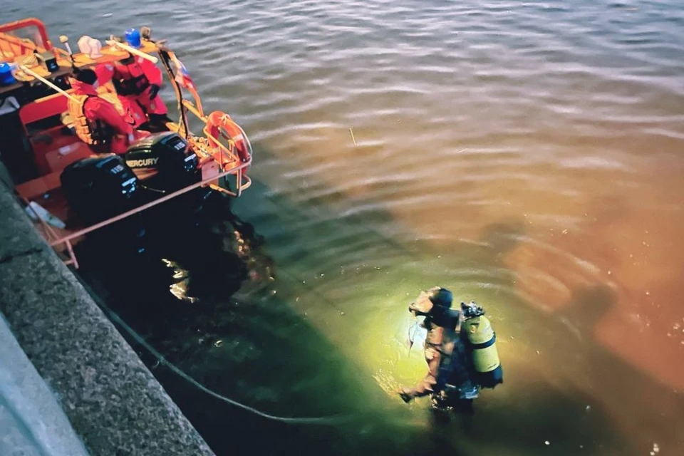 Спасатели готовятся поднимать затонувшую машину из воды. Фото: "Дорожный инспектор"