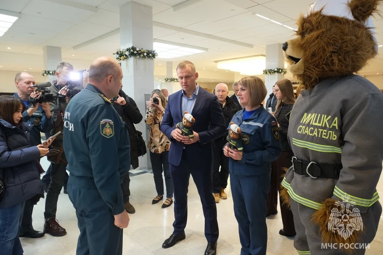 Александра Куренкова «познакомили» с Мишкой-Спасателем