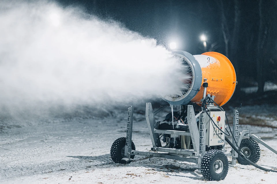 Оснежение ведется круглосуточно, если позволяет погода. Фото: Владимир Нестеров, vlc.ru.