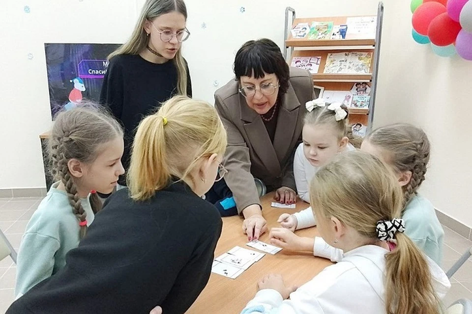 В библиотеках Мариуполя для детей прошли тематические мероприятия к Новому году. Фото: АГО Мариуполь