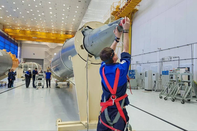 «Аисты» готовятся к полету в космос: на космодроме «Восточный» начали сборку «пакета» ракеты-носителя «Союз-2.1б»