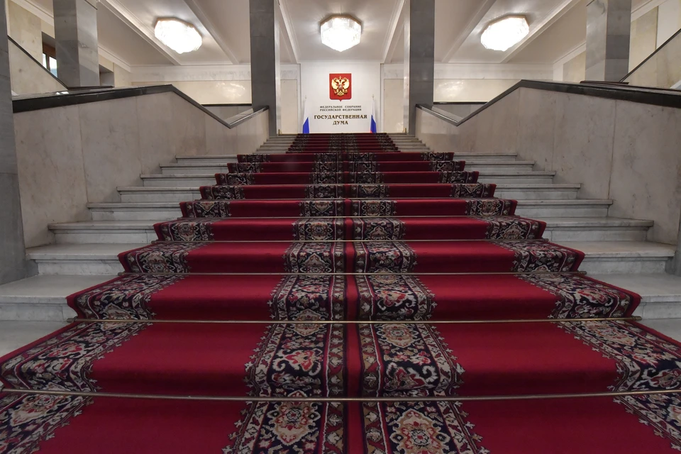 Госдума приняла в первом чтении проект об обязательном наличии православных крестов на изображении российского герба.