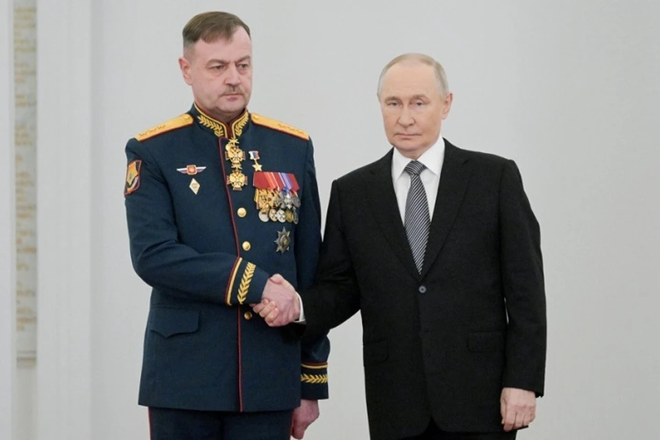 Владимир Путин вручил «Золотую Звезду» командующему войсками «Восток» в Москве Фото: kremlin.ru