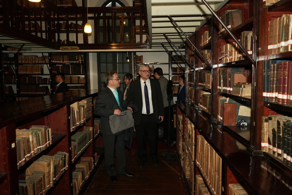 Директор Шанхайской библиотеки Чэнь Чао и научный руководитель ИКСА РАН Александр Лукин в историческом здании библиотеки. Фото: Александр АНТОНОВ.