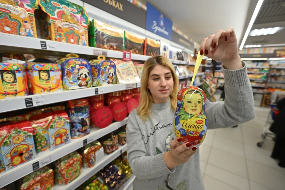 Стало известно, сколько россияне готовы потратить на новогодние подарки.