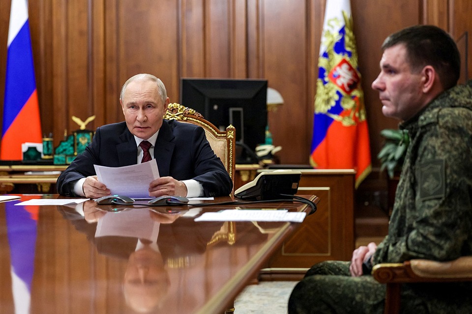 Владимир Путин - командующему группировкой, освободившей Северск: Вам и всем вашим командирам, бойцам: Сказал и сделал. Мужчина. Спасибо Вам!