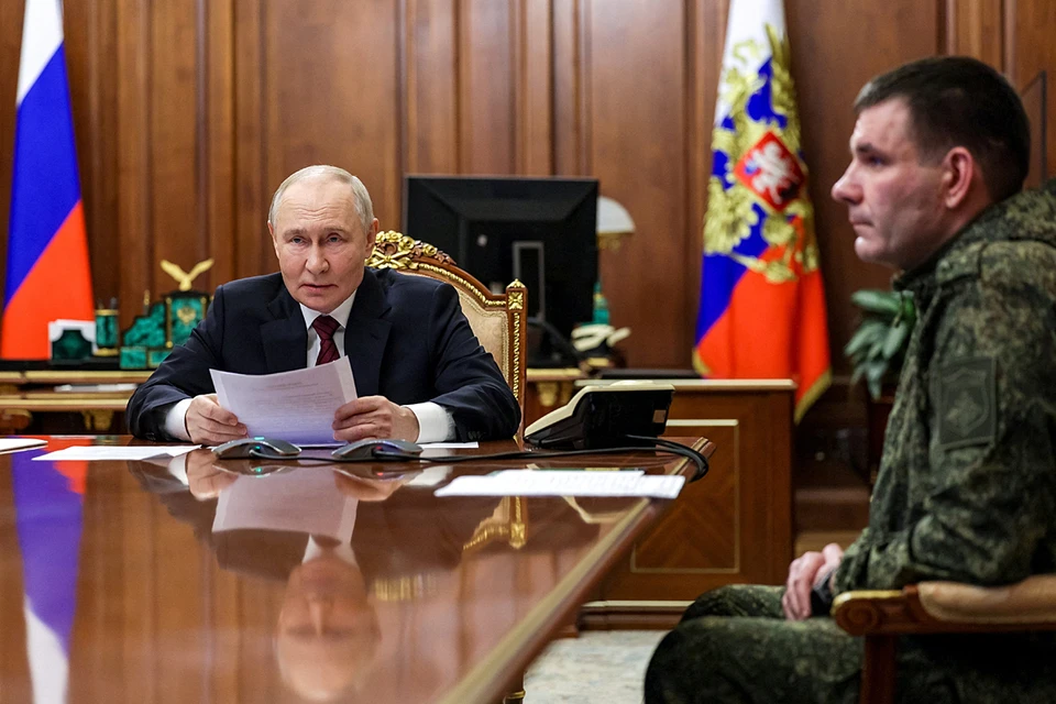 Владимир Путин и командир 123-й мотострелковой бригады Денис Пирогов во время совещания по ситуации в зоне СВО в Кремле