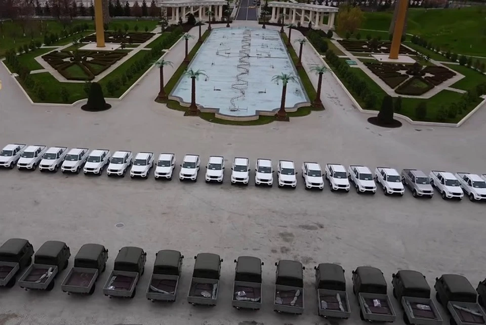 Среди предоставленных автомобилей - пикапы на базе УАЗ "Патриот" и "Буханка". Фото: стоп-кадр видео из соцсетей главы республики.