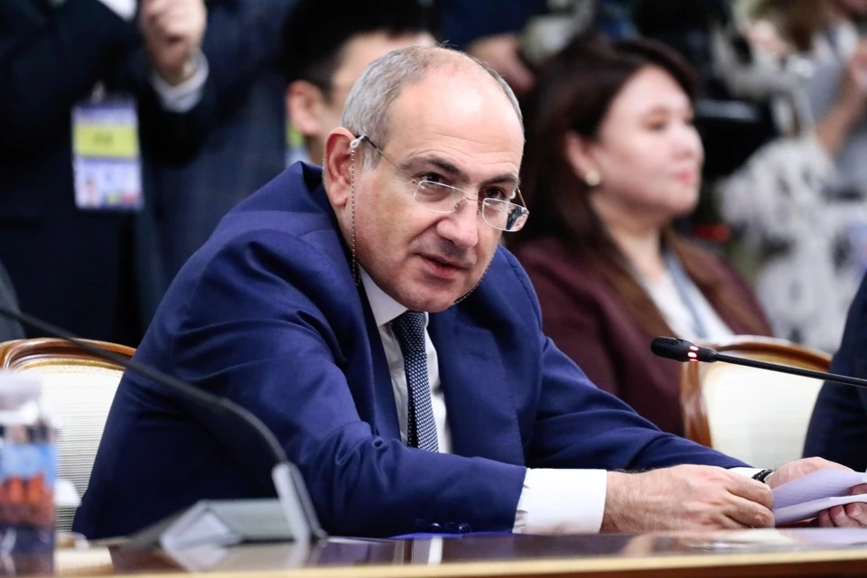 Пашинян опубликовал видео на фоне здания ФСБ под хит Шатунова «Белые розы»