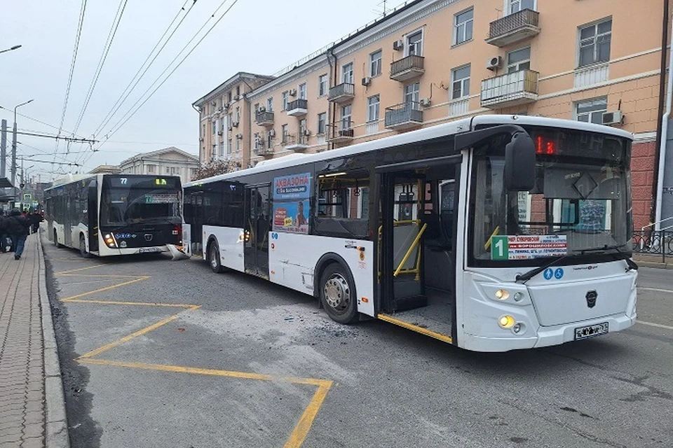 В салоне одного из автобусов оказалось разбито окно.