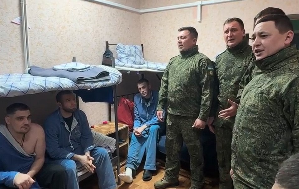 В военном госпитале Курска поздравили раненых военнослужащих