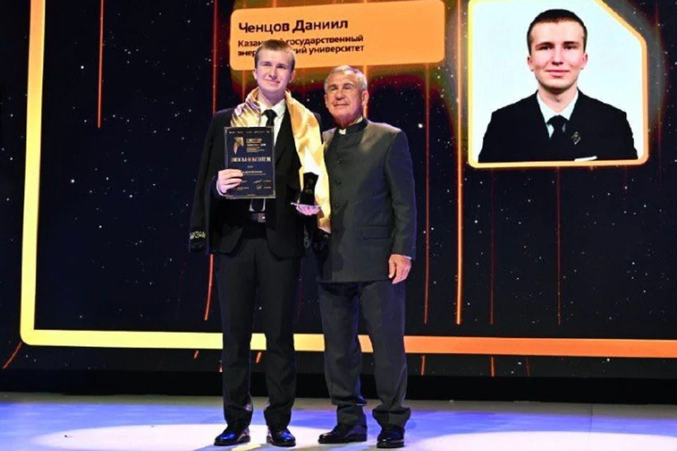 Награду победителю вручил глава Татарстана Рустам Минниханов. Фото: t.me/rustamminnikhanov