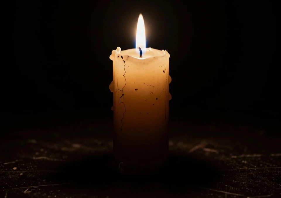 Ребенок наступил на сломанный люк канализационного колодца, который был заполнен сточными водами.