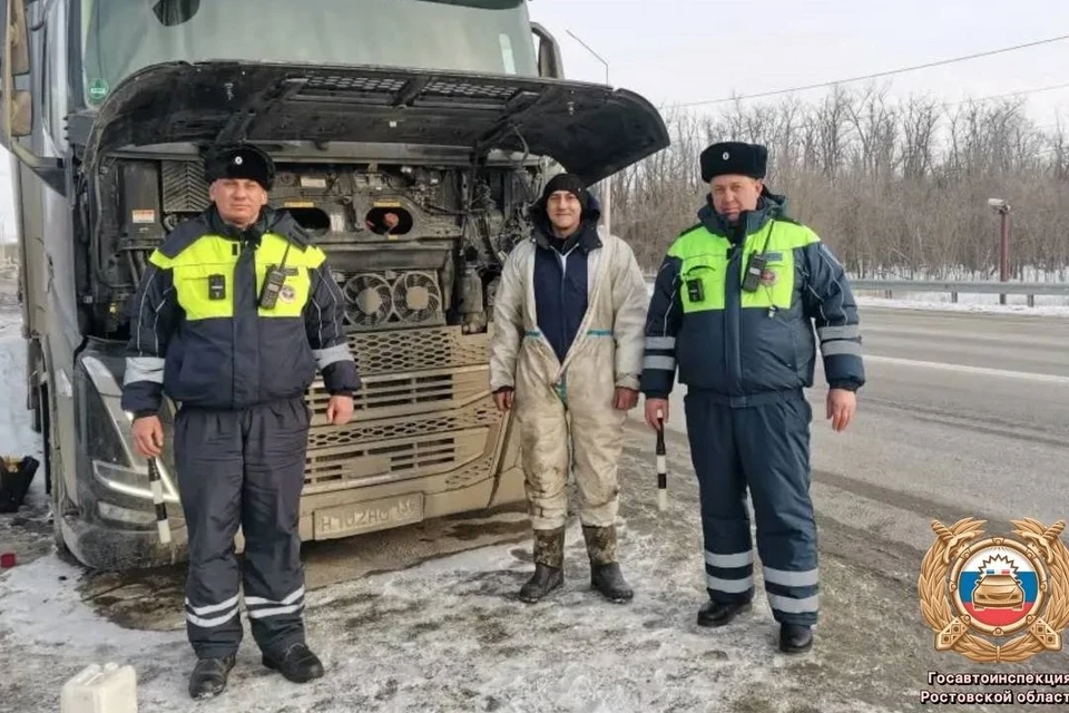 В 24-градусный мороз донские автоинспекторы пришли на помощь водителю с отказавшим компрессором. Фото: Госавтоинспекция